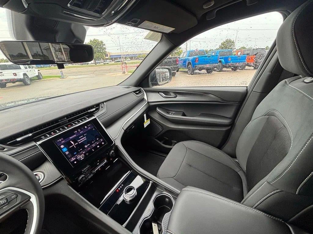 2025 Jeep Grand Cherokee Laredo X 4x4