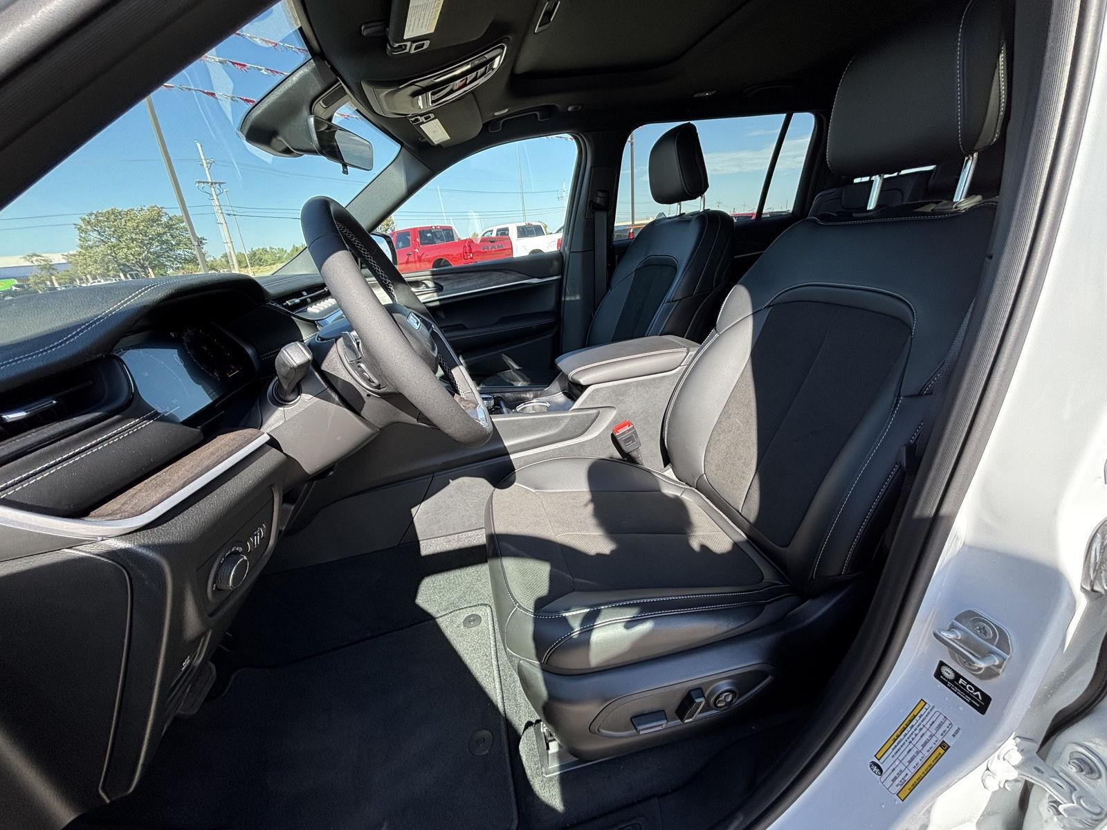 2027 Jeep Grand Cherokee GRAND CHEROKEE L LAREDO ALTITUDE 4X4