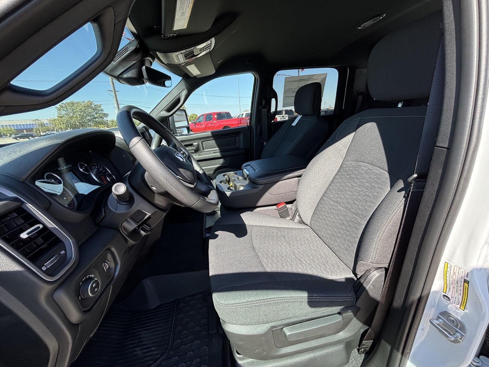 2027 RAM Ram 3500 RAM 3500 TRADESMAN CREW CAB 4X4 8' BOX