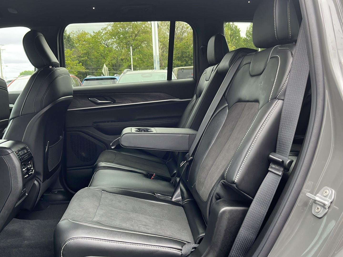 2027 Jeep Grand Cherokee GRAND CHEROKEE L LAREDO ALTITUDE 4X4