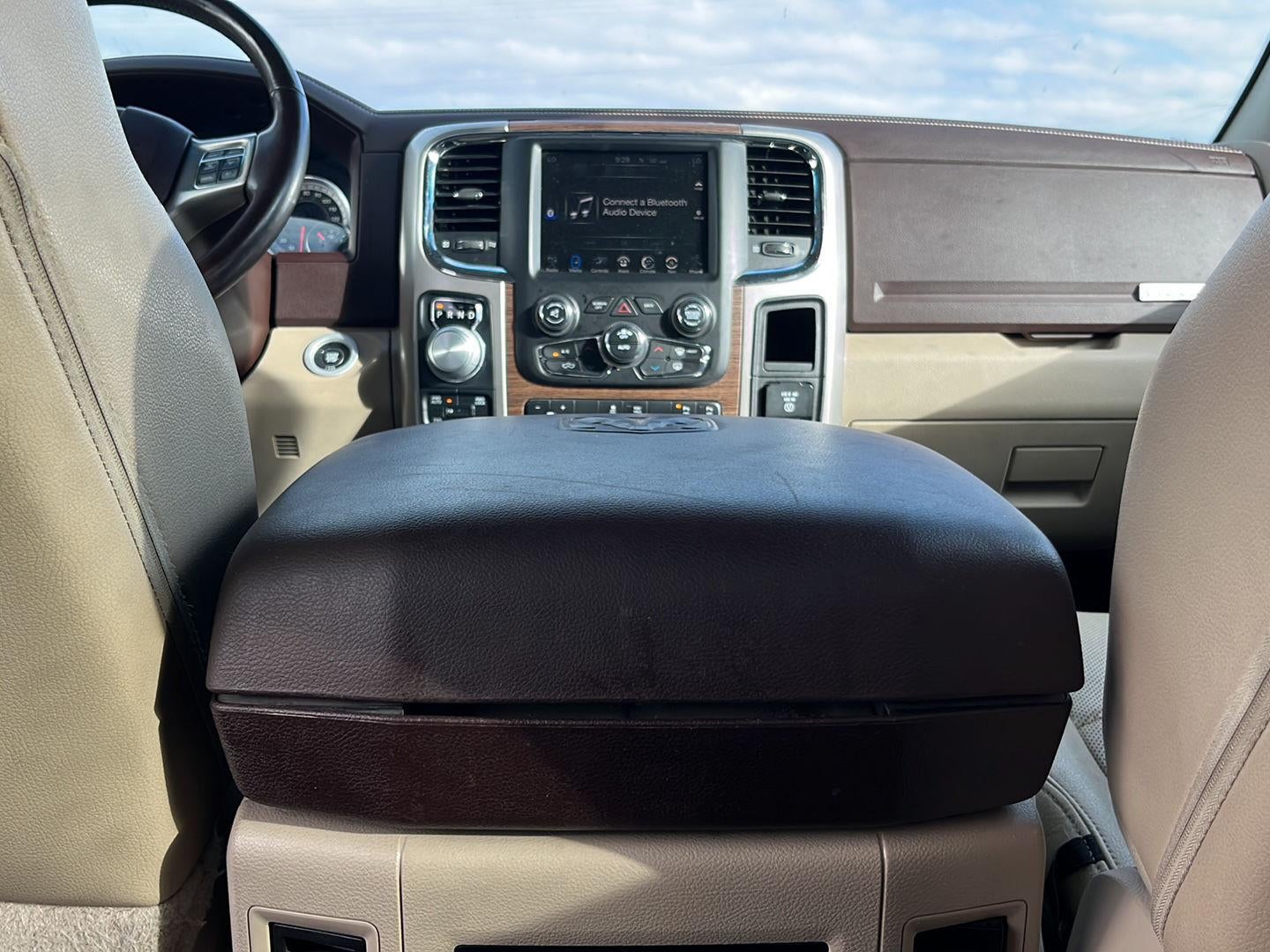 2017 RAM 1500 Laramie Crew Cab 4x4 5'7' Box