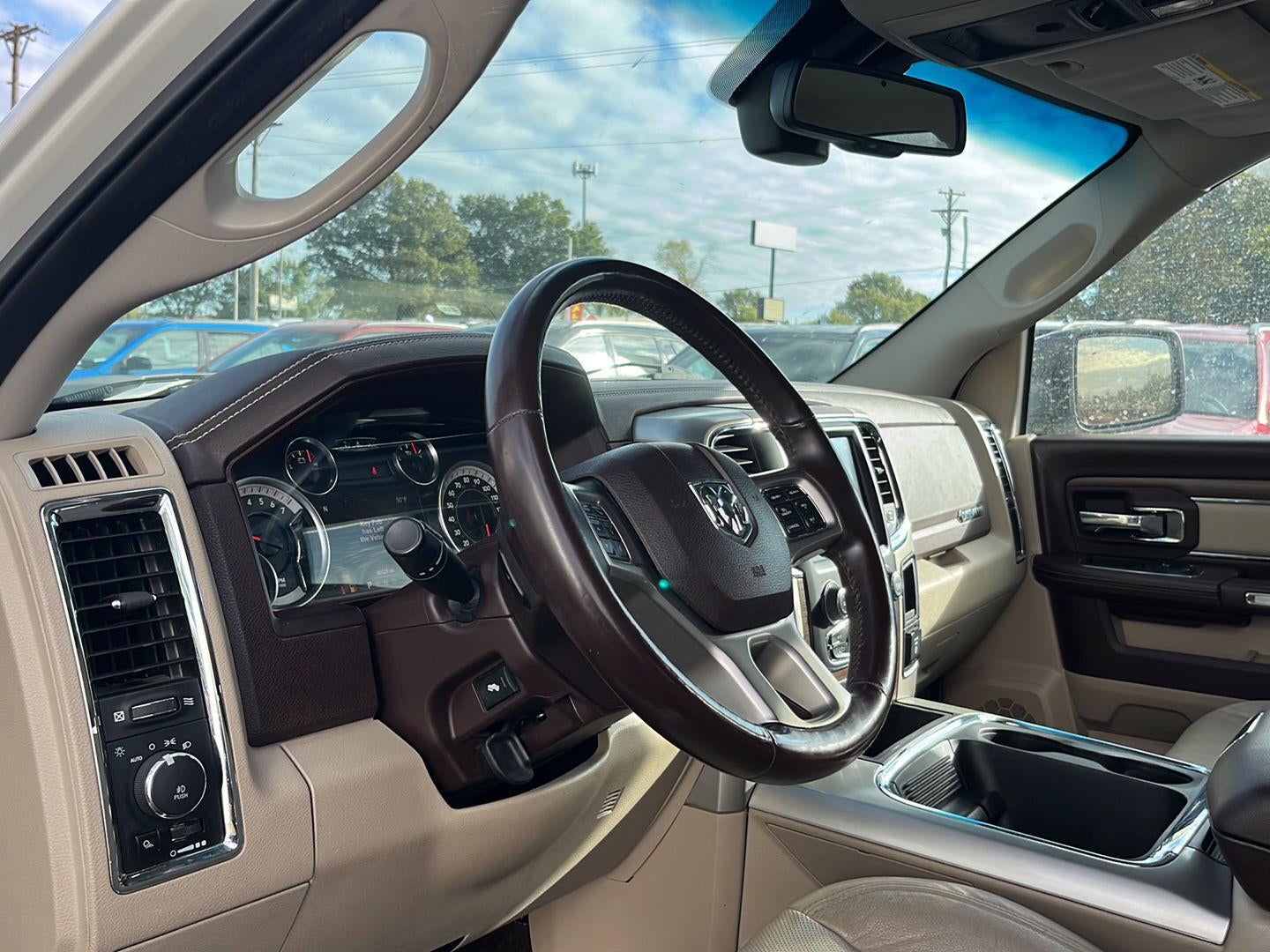 2017 RAM 1500 Laramie Crew Cab 4x4 5'7' Box