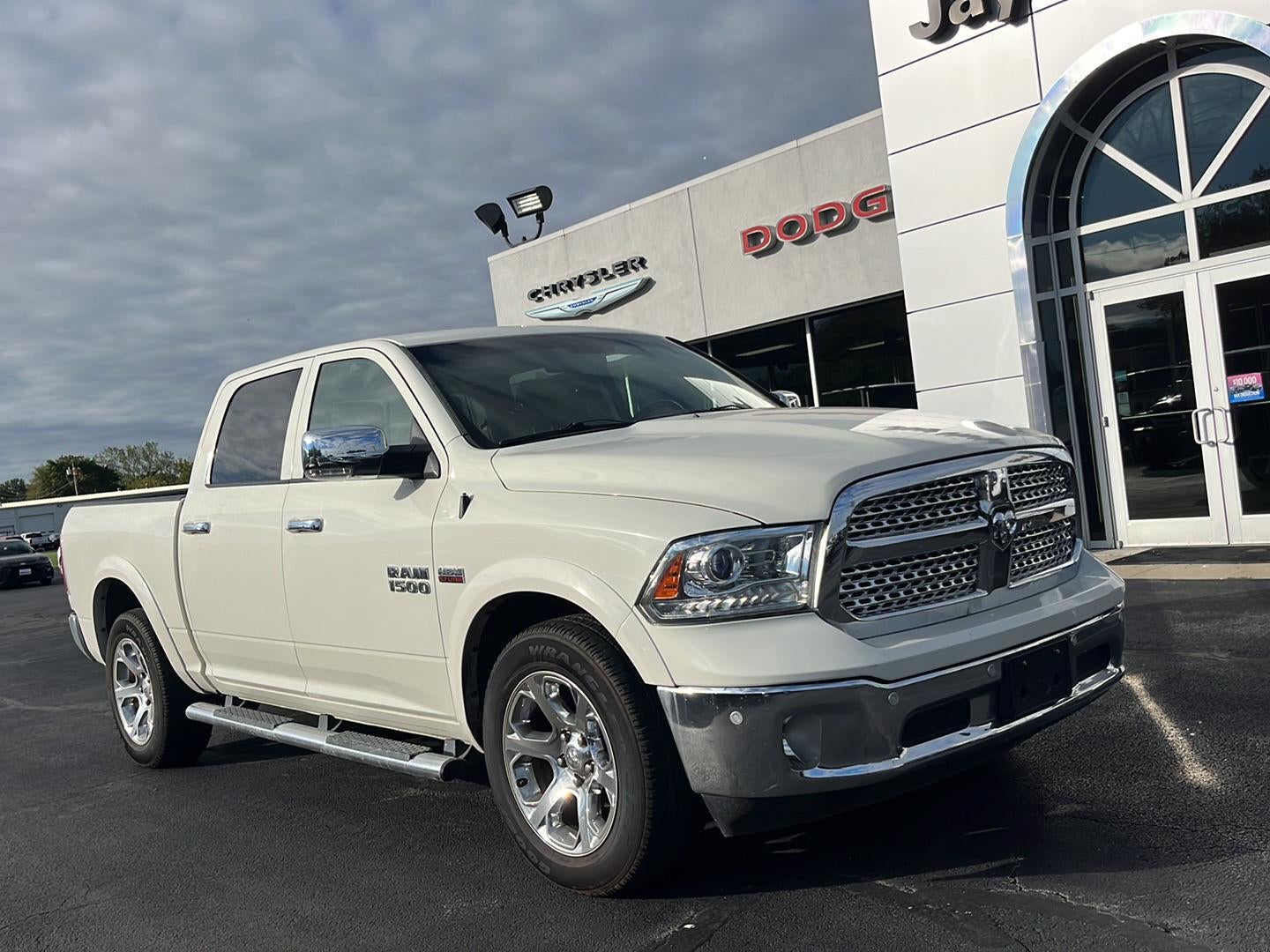 2017 RAM 1500 Laramie Crew Cab 4x4 5'7' Box